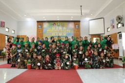 Semarak HUT TNI ke-79, Dandim 0816/Sidoarjo dan Ketua Persit KCK Pimpin Fashion Show Kids