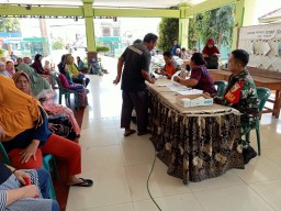 Babinsa Koramil 0816/17 Gedangan Dampingi Pembagian Beras Raskin, Wujud Nyata Pemenuhan Kebutuhan Warga Desa Ketajen dengan Sentuhan Humanis
