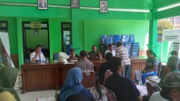 Babinsa Koramil 0816/04 Porong Hadiri Pembagian Bantuan Beras Pemerintah Tahap III di Kelurahan Gedang