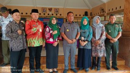 Danramil 0816/12 Prambon Dampingi Pjs. Bupati Sidoarjo dalam Penyaluran Bantuan Pangan untuk Warga Desa Gedangrowo