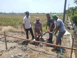 Danramil 0816/11 Tarik Pantau Pembuatan Rumah Pompa Di Desa Balongmacekan