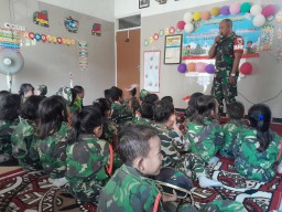 Babinsa 0816/01 Sidoarjo berikan edukasi tentang disiplin kepada murid TK Tunas Handayani Sidoarjo.