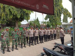 Pendampingan Humanis Danramil 0816/05 Tulangan bersama anggota dalam Eksekusi Tanah di Desa Kenongo : Aman, Tertib, dan Lancar