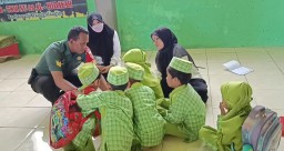 Anggota Babinsa Koramil 0816/06 Tanggulangin Lakukan Komsos Dengan Guru TKM NU 26 Al - Hidayah