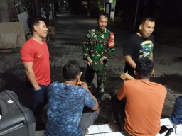 Babinsa Desa Gelang Jalin Silaturahmi dan Pemantauan Wilayah dalam Kegiatan Komsos Bersama Warga