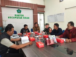 Sinergi Demi Pemilu Tertib, Babinsa Koramil 0816/09 Krian Hadiri Rapat Koordinasi Penertiban APK di Kecamatan Krian