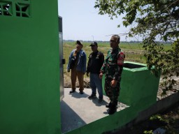 Babinsa Prambon Dukung Ketahanan Pangan: Pengecekan Pembangunan Rumah Pompa Air untuk Petani di Desa Kedungsugo