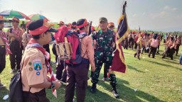 Semangat Pramuka dan Gotong Royong, Babinsa Koramil 0816/07 Krembung Dampingi 1.500 Siswa dalam Lomba Jelajah Kota di Sidoarjo
