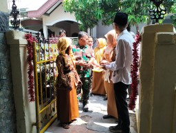 Babinsa Koramil 0816/01 Sidoarjo dampingi Baznas Sidoarjo bantuan korban kebakaran rumah di Sidokare.