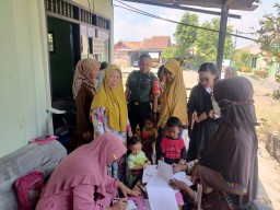 Babinsa Koramil 0816/04 Porong Dampingi Posyandu untuk Wujudkan Generasi Sehat di Kelurahan Gedang