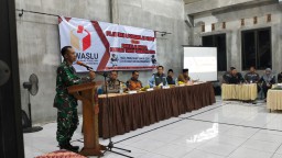Danramil 0816/10 Balongbendo Hadiri Pelantikan dan Pembekalan Pengawas TPS di Kecamatan Balongbendo