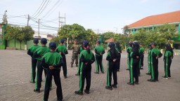 Babinsa Koramil 0816/02 Candi Berikan Pelatihan PBB kepada Siswa SMPN 2 Candi untuk Tanamkan Disiplin dan Karakter Sejak Dini