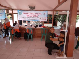 Babinsa Koramil 0816/12 Prambon Dampingi Posyandu Lansia dan Balita, Pererat Kepedulian TNI pada Kesehatan Warga Desa Kedungsugo