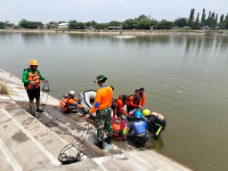 Latihan Simulasi Tanggap Darurat Bencana Alam di Desa Leminggir, Babinsa Koramil 0816/16 Waru Kesiapsiagaan Warga Kunci Keselamatan
