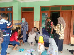 Babinsa Koramil 0816/11 Tarik Dampingi Tim Kesehatan Melaksanakan Pengecekan Pemeriksaan Anak Yang ada Desa Binaan