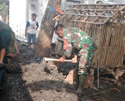 Babinsa Koramil 0816/09 Krian Bersama Warga Desa Barengkrajan Gotong Royong Buat Saluran Air