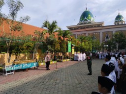 Babinsa Koramil 0816/07 Krembung Hadiri Upacara Bendera di SD Al Ishlah Rejeni, Tingkatkan Disiplin dan Cegah Bullying di Sekolah