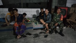 Babinsa Sawocangkring Ajak Warga Bersama-sama Jaga Keamanan Menjelang Pilkada Serentak