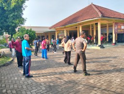 Semangat Hidup Sehat, Danramil 0816/09 Krian Bersama Muspika dan Warga Desa Katerungan Laksanakan Senam SKJ Rutin