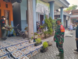Cegah DBD, Babinsa Koramil 0816/07 dan Puskesmas Krembung Gelar Fogging di Dusun Candi