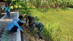Babinsa Koramil 0816/02 Candi Bersama Warga Hijaukan Desa Gelam untuk Masa Depan Lebih Asri