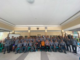 Babinsa Koramil 0816/15 Sukodono Latih Linmas Desa Jumputrejo, Wujud Sinergi Sambut Pilkada 2024