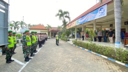 Danramil dan Kapolsek Tulangan Bersinergi, Pendistribusian Logistik Pilkada Berjalan Aman dan Lancar