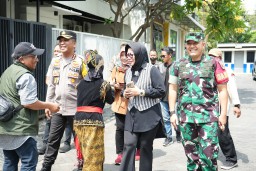 Forkopimda Sidoarjo Bersama Peserta EVP dari 10 Negara Tinjau TPS untuk Pilkada Serentak 2024