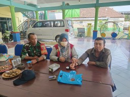 Bidan Desa Penatarsewu Lakukan Pemeriksaan Kesehatan Petugas PAM Pemilu