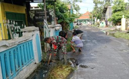 Babinsa Koramil 0816/09 Krian Bersama Warga Desa Barengkrajan Bergotong Royong Bersihkan Saluran Air