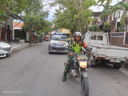Babinsa Koramil 0816/14 Taman Kawal Aman dan Lancar Logistik Pilkada Jatim 2024