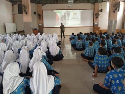 Danramil 0816/09 Krian Berikan Wawasan Kebangsaan di SMP Yapalis Krian