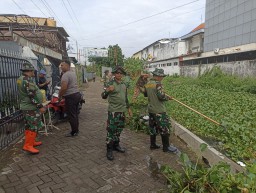 Respons Cepat Bersama, Koramil 0816/16 Waru dan BPBD Provinsi Jatim Bersihkan Kali Siner dan Kali Buntung