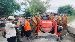Danramil 0816/11 Tarik beserta Jajaran Forkopimka, Dampingi Kunjungan Plt Bupati Sidoarjo Ke Desa Yang Terdampak Banjir