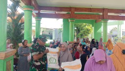 Babinsa Urang agung Koramil 0816/01 pendampingan pembagian beras.