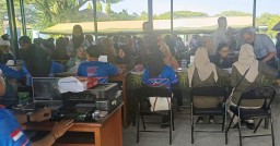 Babinsa Penatarsewu Dampingi Warga dalam Pembuatan Akta Kelahiran Gratis Dalam Rangka Giat Bakti Sosial Memperingati Hari Juang Kartika 2024