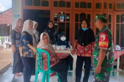 Wujud Kepedulian Babinsa Desa Kalimati Koramil 0816/11 Tarik, Dampingi Bidan Desa Berikan Pengobatan Gratis