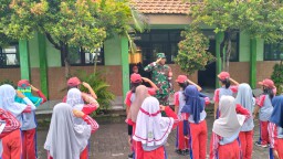 Babinsa Koramil 0816/10 Balongbendo Latih Dasar PBB dan Wawasan Kebangsaan kepada Siswa SDN Balongbendo