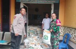 Babinsa Koramil 0816/15 Sukodono Dampingi Penyaluran Bantuan Pangan Beras untuk 351 Warga Desa Sukodono