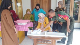 Babinsa Koramil 0816/13 Wonoayu Dampingi Kegiatan Posyandu untuk Tingkatkan Kesehatan Balita di Dusun Cangkring
