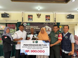 Babinsa Koramil 0816/14 Taman Dampingi Penyaluran BLT-DD Tahap IV untuk Warga Desa Bringinbendo