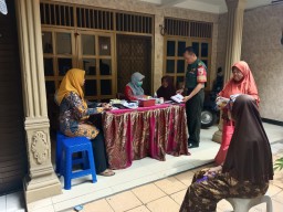 Babinsa Koramil 0816/17 Gedangan Hadiri Posyandu Melati, Sinergi untuk Generasi Sehat dan Cerdas