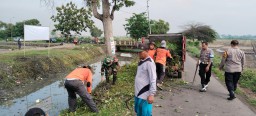 Koramil 0816/05 Tulangan Gelar Karya Bakti Pembersihan Saluran Irigasi dan Penanaman Pohon Sukun