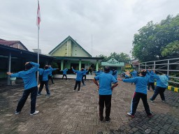 Semangat Kebersamaan TNI dan PPAL Pepabri Senam Bersama di Halaman Makoramil 0816-10/Balongbendo