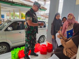 Babinsa Koramil 0816-04/Porong Hadiri Posyandu Penyaluran PMT untuk Balita Stunting dan Gizi Kurang di Desa Kebonagung