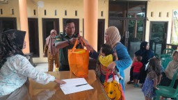 Babinsa Koramil 0816/14 Taman Hadiri Penyaluran PMT untuk Balita Stunting dan Gizi Kurang di Desa Pertapan Maduretno