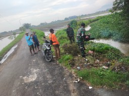 Antisipasi Banjir Babinsa Koramil 0816/11 Tarik Bersama Warga Masyarakat Desa Kalimati Melaksanakan Gotong Royong Bersihkan Sungai
