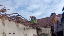 Atap Rumah Rusak, Babinsa Kedondong Bersama Warga Gotong Royong Bantu Perbaiki