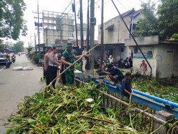 Sinergi TNI, Polri, dan Masyarakat Wujudkan Lingkungan Bersih, Gotong Royong di Sungai Sekardangan