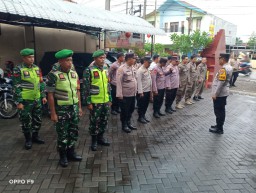 Anggota Babinsa Koramil 0816/05 &amp; Bhabinkamtibmas, Serta Segenap Elemen Masyarakat Kecamatan Tulangan Amankan Perayaan Natal Bersama